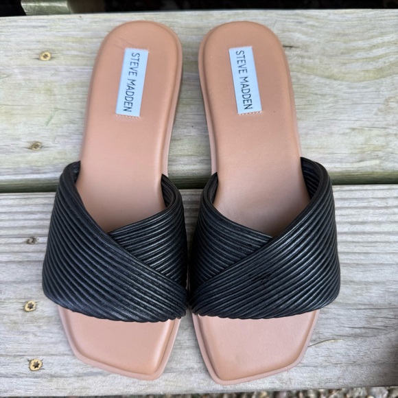 Steve Madden Black Sandals Limitt Textured Criss Cross Low Heel Flats 7 M Slides - Picture 2 of 11